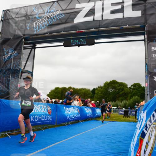 30.08.2026 - Elbe Triathlon Hamburg LAZAROV Photography http://msf.ph/oto/10088456 30.08.2026 12:24:32 Ziel 804, 925, 1672, 1700 meine-sportfotos.de