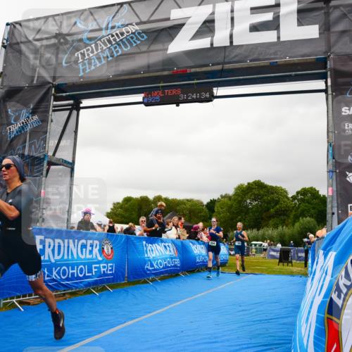 30.08.2026 - Elbe Triathlon Hamburg LAZAROV Photography http://msf.ph/oto/10088464 30.08.2026 12:24:35 Ziel 804, 925, 1672, 1700 meine-sportfotos.de