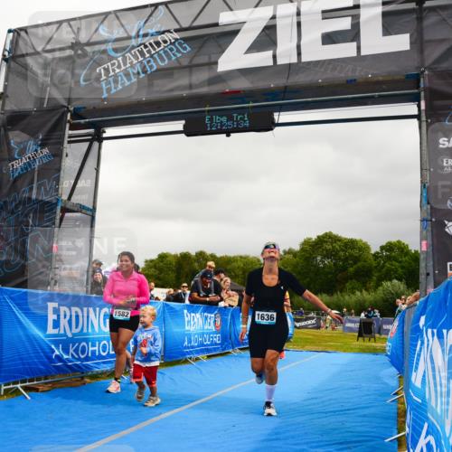 30.08.2026 - Elbe Triathlon Hamburg LAZAROV Photography http://msf.ph/oto/10088499 30.08.2026 12:25:36 Ziel 1582, 1585, 1636 meine-sportfotos.de