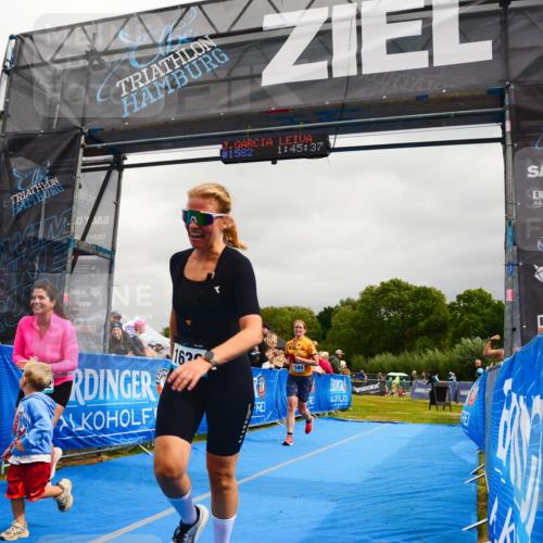 30.08.2026 - Elbe Triathlon Hamburg LAZAROV Photography http://msf.ph/oto/10088504 30.08.2026 12:25:36 Ziel 1582, 1585, 1636 meine-sportfotos.de