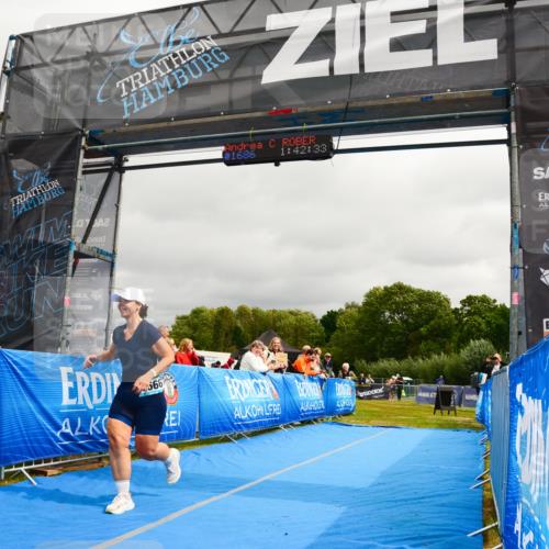 30.08.2026 - Elbe Triathlon Hamburg LAZAROV Photography http://msf.ph/oto/10089186 30.08.2026 12:32:58 Ziel 1666 meine-sportfotos.de
