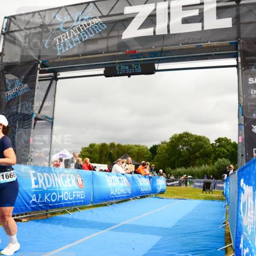 30.08.2026 - Elbe Triathlon Hamburg LAZAROV Photography http://msf.ph/oto/10089191 30.08.2026 12:32:59 Ziel 1666 meine-sportfotos.de