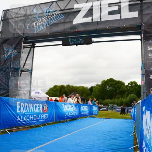 30.08.2026 - Elbe Triathlon Hamburg LAZAROV Photography http://msf.ph/oto/10089546 30.08.2026 12:42:17 Ziel 1727 meine-sportfotos.de