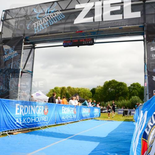 30.08.2026 - Elbe Triathlon Hamburg LAZAROV Photography http://msf.ph/oto/10089699 30.08.2026 12:44:42 Ziel 1743, 1745 meine-sportfotos.de