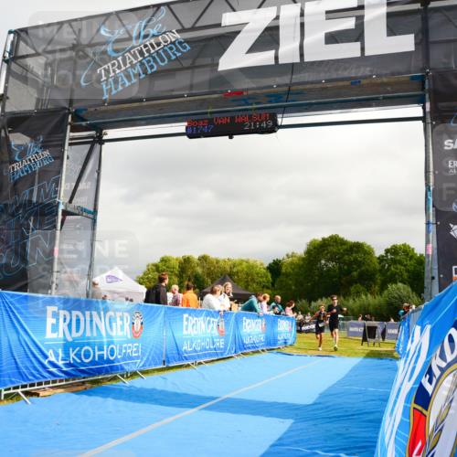 30.08.2026 - Elbe Triathlon Hamburg LAZAROV Photography http://msf.ph/oto/10089703 30.08.2026 12:44:42 Ziel 1743, 1745 meine-sportfotos.de