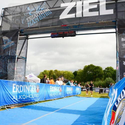 30.08.2026 - Elbe Triathlon Hamburg LAZAROV Photography http://msf.ph/oto/10089705 30.08.2026 12:44:43 Ziel 1743, 1745 meine-sportfotos.de