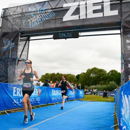 30.08.2026 - Elbe Triathlon Hamburg LAZAROV Photography http://msf.ph/oto/10090470 30.08.2026 12:53:07 Ziel 1755, 1768, 1842 meine-sportfotos.de