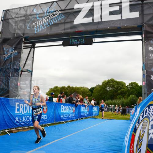 30.08.2026 - Elbe Triathlon Hamburg LAZAROV Photography http://msf.ph/oto/10090537 30.08.2026 12:54:25 Ziel 1836, 1857, 1864 meine-sportfotos.de