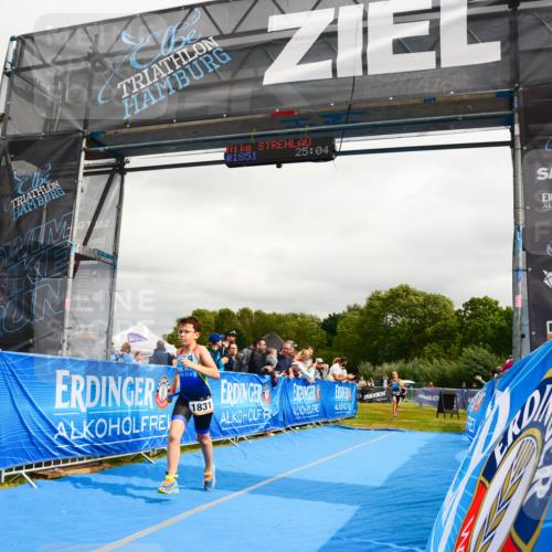 30.08.2026 - Elbe Triathlon Hamburg LAZAROV Photography http://msf.ph/oto/10090639 30.08.2026 12:55:17 Ziel 1831, 1856, 1868 meine-sportfotos.de