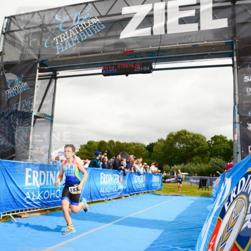30.08.2026 - Elbe Triathlon Hamburg LAZAROV Photography http://msf.ph/oto/10090641 30.08.2026 12:55:17 Ziel 1831, 1856, 1868 meine-sportfotos.de