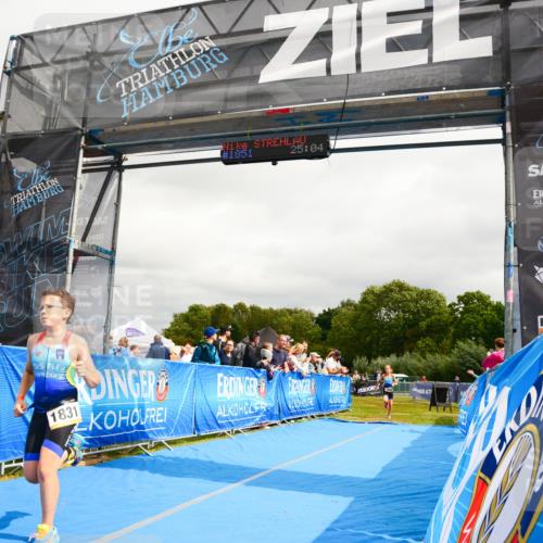 30.08.2026 - Elbe Triathlon Hamburg LAZAROV Photography http://msf.ph/oto/10090644 30.08.2026 12:55:18 Ziel 1831, 1856, 1868 meine-sportfotos.de