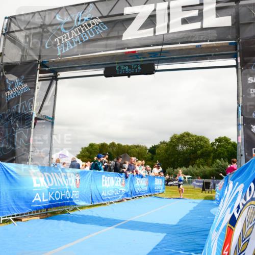 30.08.2026 - Elbe Triathlon Hamburg LAZAROV Photography http://msf.ph/oto/10090648 30.08.2026 12:55:18 Ziel 1831, 1856, 1868 meine-sportfotos.de