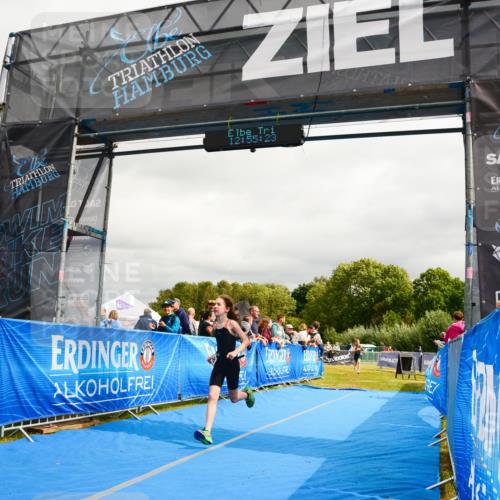30.08.2026 - Elbe Triathlon Hamburg LAZAROV Photography http://msf.ph/oto/10090650 30.08.2026 12:55:24 Ziel 1856, 1863, 1868 meine-sportfotos.de
