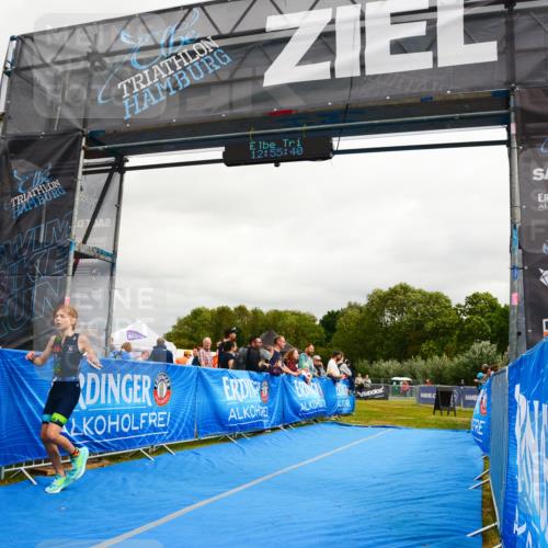 30.08.2026 - Elbe Triathlon Hamburg LAZAROV Photography http://msf.ph/oto/10090691 30.08.2026 12:55:41 Ziel 1840, 1844 meine-sportfotos.de