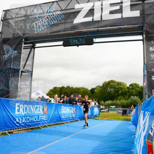 30.08.2026 - Elbe Triathlon Hamburg LAZAROV Photography http://msf.ph/oto/10090733 30.08.2026 12:56:17 Ziel 1834 meine-sportfotos.de