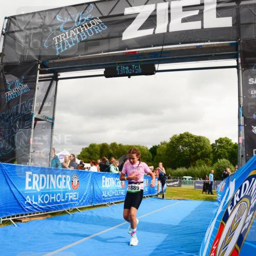 30.08.2026 - Elbe Triathlon Hamburg LAZAROV Photography http://msf.ph/oto/10090880 30.08.2026 13:02:29 Ziel 1797, 1820, 1889 meine-sportfotos.de