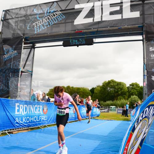 30.08.2026 - Elbe Triathlon Hamburg LAZAROV Photography http://msf.ph/oto/10090886 30.08.2026 13:02:30 Ziel 1797, 1820, 1889 meine-sportfotos.de