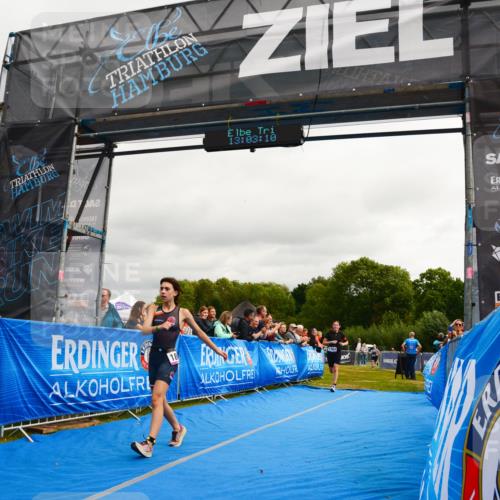 30.08.2026 - Elbe Triathlon Hamburg LAZAROV Photography http://msf.ph/oto/10090914 30.08.2026 13:03:10 Ziel 1808, 1883, 1891 meine-sportfotos.de