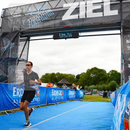 30.08.2026 - Elbe Triathlon Hamburg LAZAROV Photography http://msf.ph/oto/10091890 30.08.2026 13:16:59 Ziel 1830 meine-sportfotos.de