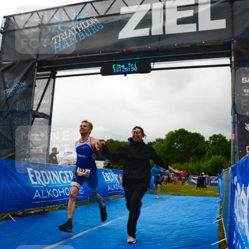 30.08.2026 - Elbe Triathlon Hamburg LAZAROV Photography http://msf.ph/oto/10092000 30.08.2026 16:25:48 Ziel  meine-sportfotos.de