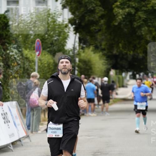 30.08.2026 - Blankeneser Heldenlauf Patografie http://msf.ph/oto/10092789 30.08.2026 12:46:15 Ziel 4090, 4192, 4198 meine-sportfotos.de