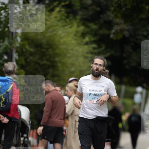 30.08.2026 - Blankeneser Heldenlauf Patografie http://msf.ph/oto/10092879 30.08.2026 12:50:55 Ziel 4349, 4417 meine-sportfotos.de