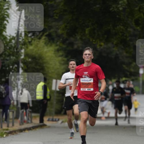 30.08.2026 - Blankeneser Heldenlauf Patografie http://msf.ph/oto/10093227 30.08.2026 09:22:32 Ziel 3525, 3551, 3609 meine-sportfotos.de