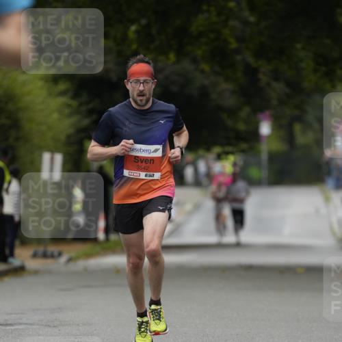 30.08.2026 - Blankeneser Heldenlauf Patografie http://msf.ph/oto/10093283 30.08.2026 09:24:06 Ziel 3542, 3556, 3567 meine-sportfotos.de