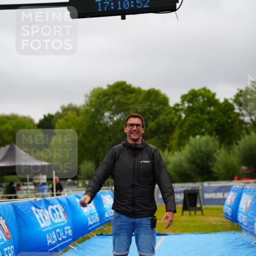 30.08.2026 - Elbe Triathlon Hamburg LAZAROV Photography http://msf.ph/oto/10094520 30.08.2026 17:10:52 Siegerehrung 17, 10, 52 meine-sportfotos.de