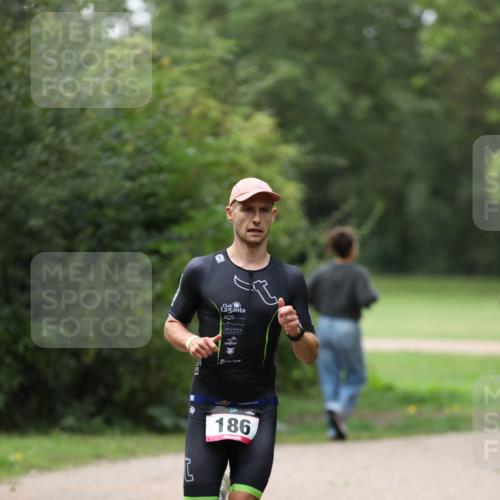 30.08.2026 - Elbe Triathlon Hamburg Antke Förster http://msf.ph/oto/10094631 30.08.2026 09:22:15 Laufen 186 meine-sportfotos.de