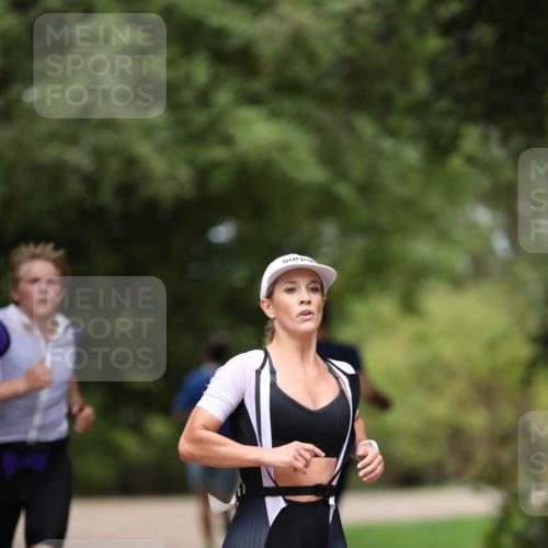30.08.2026 - Elbe Triathlon Hamburg Antke Förster http://msf.ph/oto/10096887 30.08.2026 10:24:16 Laufen  meine-sportfotos.de