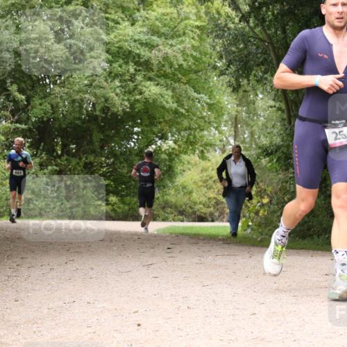 30.08.2026 - Elbe Triathlon Hamburg Antke Förster http://msf.ph/oto/10097172 30.08.2026 10:33:25 Laufen 484, 254 meine-sportfotos.de