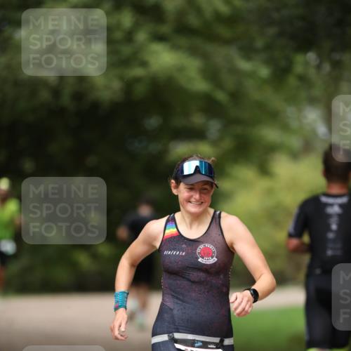 30.08.2026 - Elbe Triathlon Hamburg Antke Förster http://msf.ph/oto/10098969 30.08.2026 10:49:11 Laufen 1910 meine-sportfotos.de
