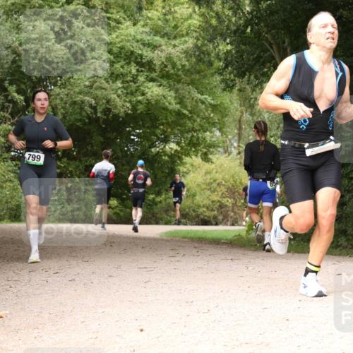 30.08.2026 - Elbe Triathlon Hamburg Antke Förster http://msf.ph/oto/10099614 30.08.2026 11:00:22 Laufen 799, 854 meine-sportfotos.de