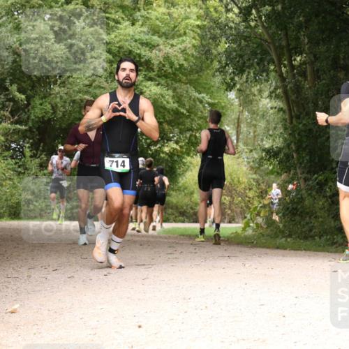 30.08.2026 - Elbe Triathlon Hamburg Antke Förster http://msf.ph/oto/10099644 30.08.2026 11:00:41 Laufen 714, 736 meine-sportfotos.de