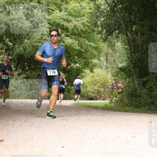 30.08.2026 - Elbe Triathlon Hamburg Antke Förster http://msf.ph/oto/10099706 30.08.2026 11:01:09 Laufen 880, 716 meine-sportfotos.de