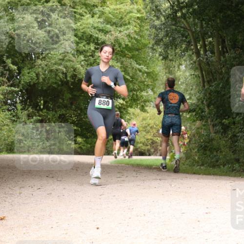 30.08.2026 - Elbe Triathlon Hamburg Antke Förster http://msf.ph/oto/10099714 30.08.2026 11:01:12 Laufen 880 meine-sportfotos.de
