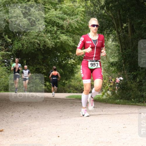 30.08.2026 - Elbe Triathlon Hamburg Antke Förster http://msf.ph/oto/10099734 30.08.2026 11:01:27 Laufen 953, 483 meine-sportfotos.de