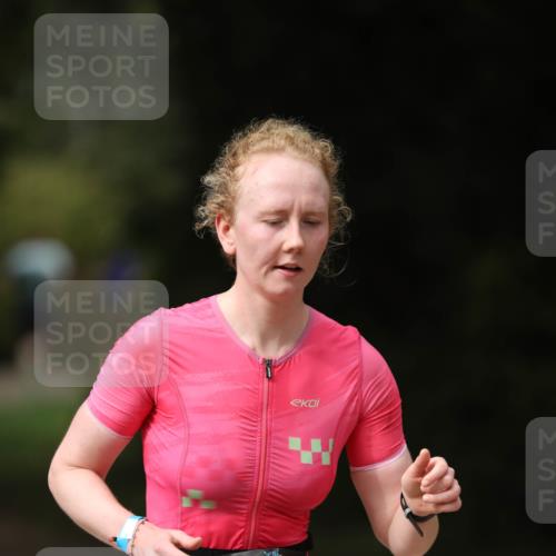 30.08.2026 - Elbe Triathlon Hamburg Antke Förster http://msf.ph/oto/10099791 30.08.2026 10:58:47 Laufen 883 meine-sportfotos.de