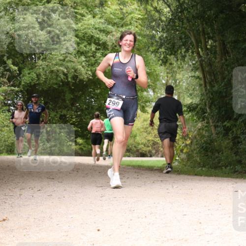 30.08.2026 - Elbe Triathlon Hamburg Antke Förster http://msf.ph/oto/10099826 30.08.2026 11:02:05 Laufen 299, 976 meine-sportfotos.de