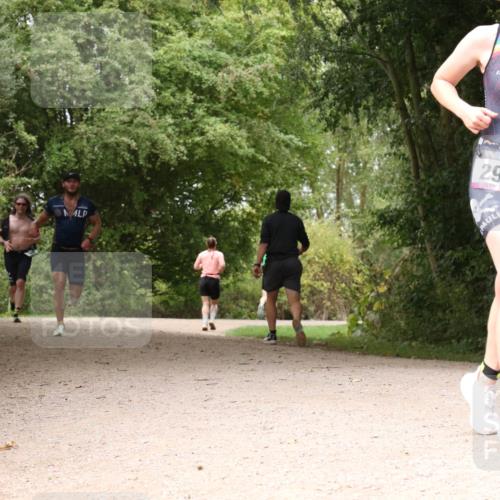 30.08.2026 - Elbe Triathlon Hamburg Antke Förster http://msf.ph/oto/10099830 30.08.2026 11:02:06 Laufen 299 meine-sportfotos.de