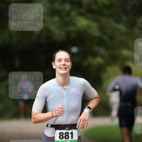 30.08.2026 - Elbe Triathlon Hamburg Antke Förster http://msf.ph/oto/10099993 30.08.2026 11:00:59 Laufen 881 meine-sportfotos.de
