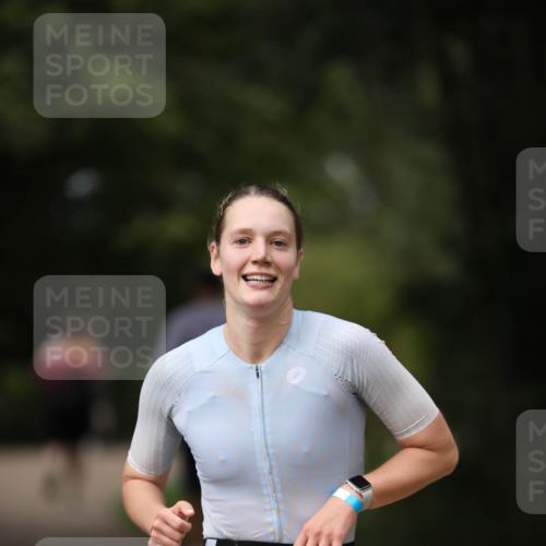 30.08.2026 - Elbe Triathlon Hamburg Antke Förster http://msf.ph/oto/10099995 30.08.2026 11:01:00 Laufen 881 meine-sportfotos.de