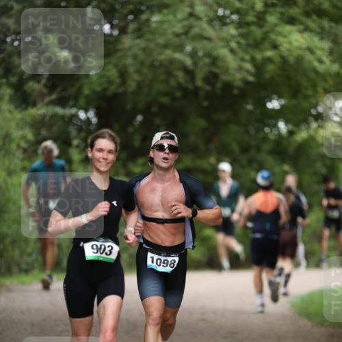30.08.2026 - Elbe Triathlon Hamburg Antke Förster http://msf.ph/oto/10100575 30.08.2026 11:07:15 Laufen 903, 1098 meine-sportfotos.de