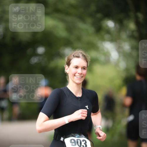 30.08.2026 - Elbe Triathlon Hamburg Antke Förster http://msf.ph/oto/10100583 30.08.2026 11:07:17 Laufen 903 meine-sportfotos.de