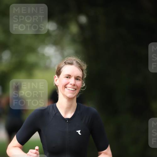 30.08.2026 - Elbe Triathlon Hamburg Antke Förster http://msf.ph/oto/10100585 30.08.2026 11:07:17 Laufen 905 meine-sportfotos.de