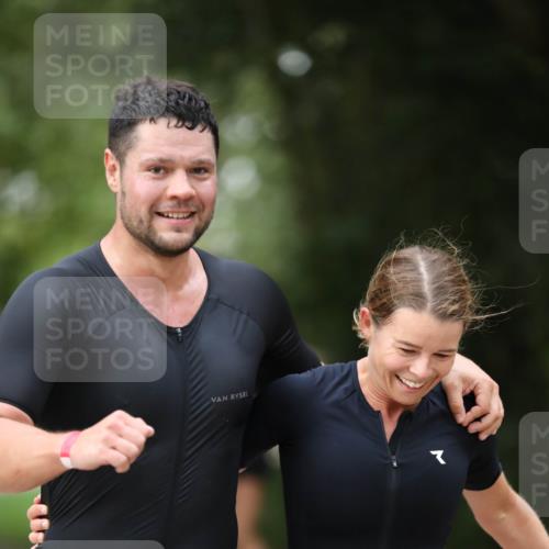 30.08.2026 - Elbe Triathlon Hamburg Antke Förster http://msf.ph/oto/10101006 30.08.2026 11:11:40 Laufen 573, 889 meine-sportfotos.de