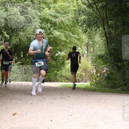 30.08.2026 - Elbe Triathlon Hamburg Antke Förster http://msf.ph/oto/10101059 30.08.2026 11:15:19 Laufen 875, 792 meine-sportfotos.de