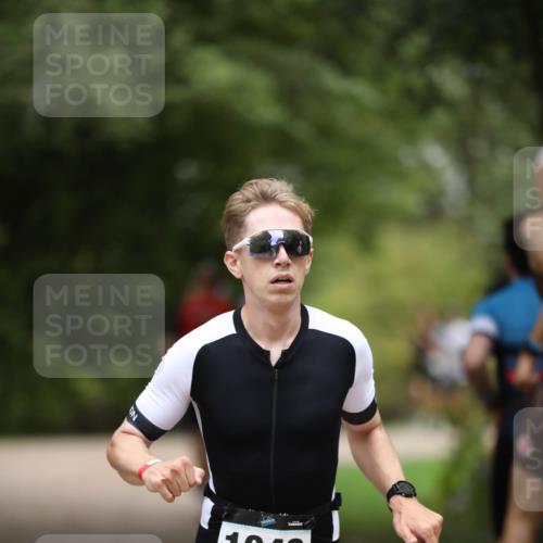 30.08.2026 - Elbe Triathlon Hamburg Antke Förster http://msf.ph/oto/10101550 30.08.2026 11:17:10 Laufen 1049 meine-sportfotos.de