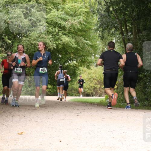 30.08.2026 - Elbe Triathlon Hamburg Antke Förster http://msf.ph/oto/10101833 30.08.2026 11:22:55 Laufen 860, 861 meine-sportfotos.de